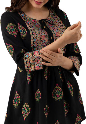 Women Floral Print Viscose Rayon Straight Kurta (Black)