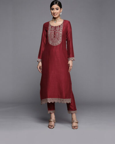 Women Embellished Silk Blend Straight Kurta (Maroon)
