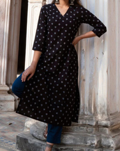 Women Floral Print Viscose Rayon Straight Kurta (Black)
